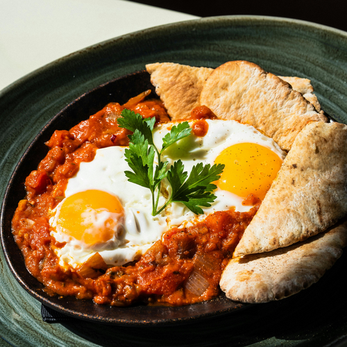 Flatbread met ei en goulash